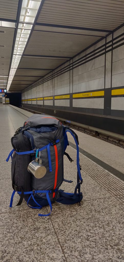 3 months in a backpack - showing at the subway station
